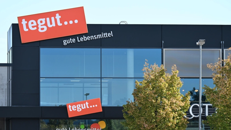 Im Ansbacher Retti-Center wird aus Tegut ein Edeka-Markt. Alle Beschäftigten werden nach Angaben von Edeka übernommen.  (Foto: Manfred Blendinger)