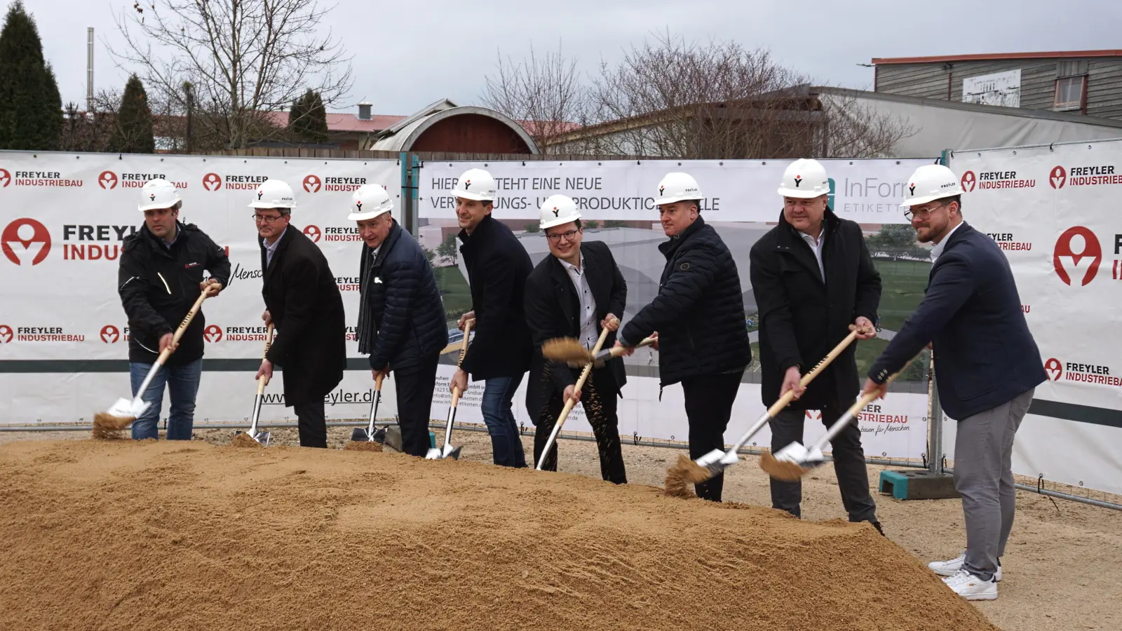 Symbolischer Spatenstich: Innerhalb von sieben Monaten soll auf dem Gelände von InForm Etiketten eine neue Produktionshalle entstehen. (Foto: Andrea Walke)