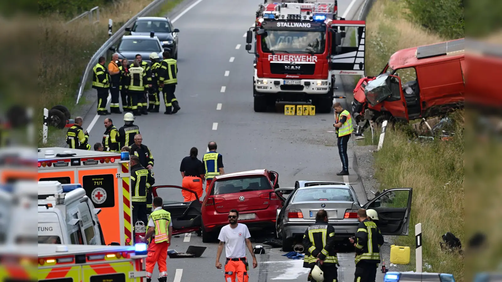 Die B20 war mehrere Stunden gesperrt. (Foto: Stefan Wintermeier/zema-medien/dpa)