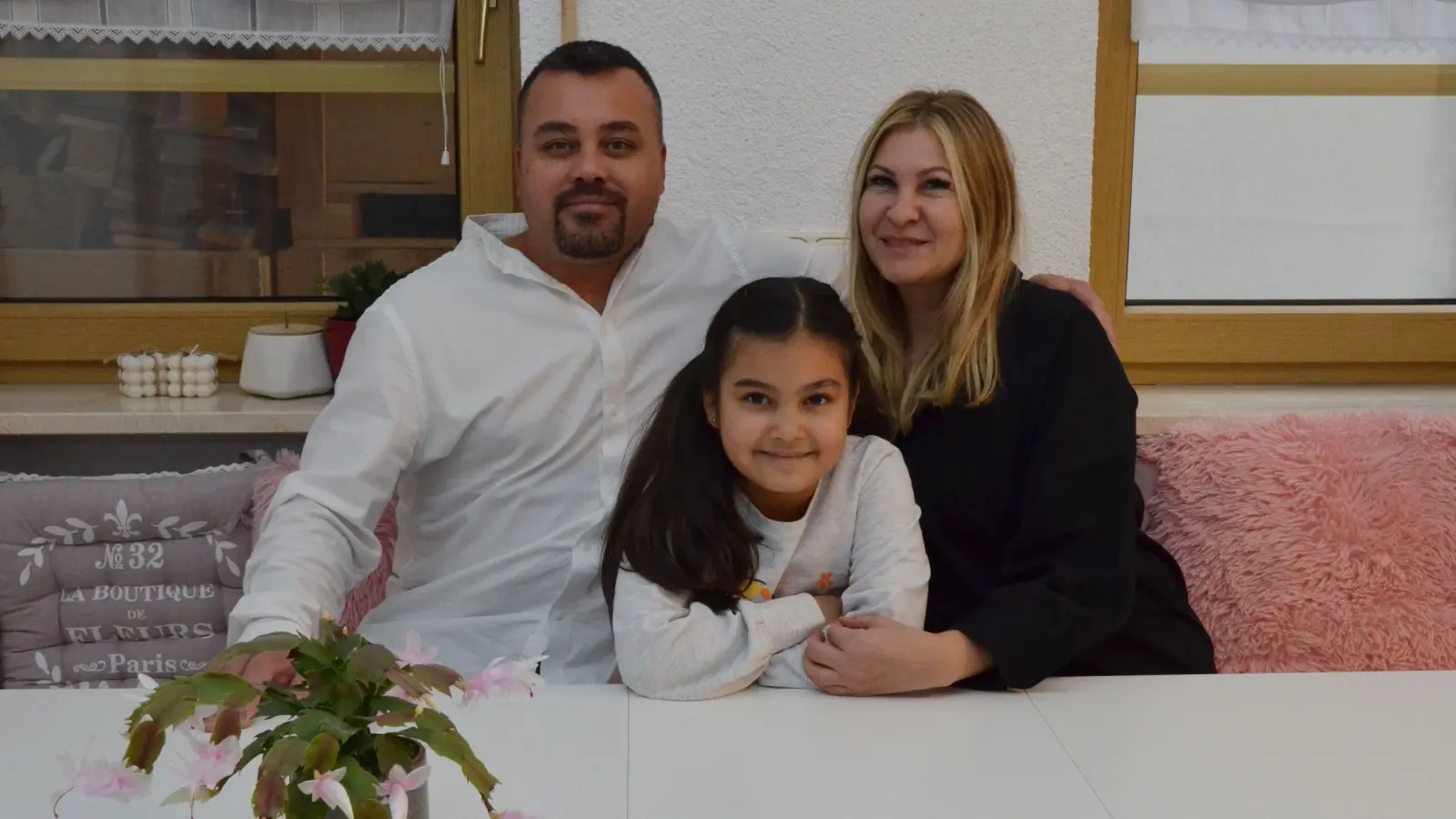 Die siebenjährige Melisa hat Diabetes Typ 1 und benötigt im Schulalltag Unterstützung beim Insulin- und Blutzuckermanagement. Für die Familie wird dies immer mehr zur Belastungsprobe, denn ihre Eltern Aslin und Ercüment müssen sie oft begleiten. (Foto: Yvonne Neckermann)