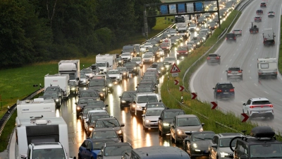 Stau auf der A8: Während der Unfallaufnahme blieb die Autobahn zeitweise gesperrt. (Symbolbild) (Foto: Uwe Lein/dpa)