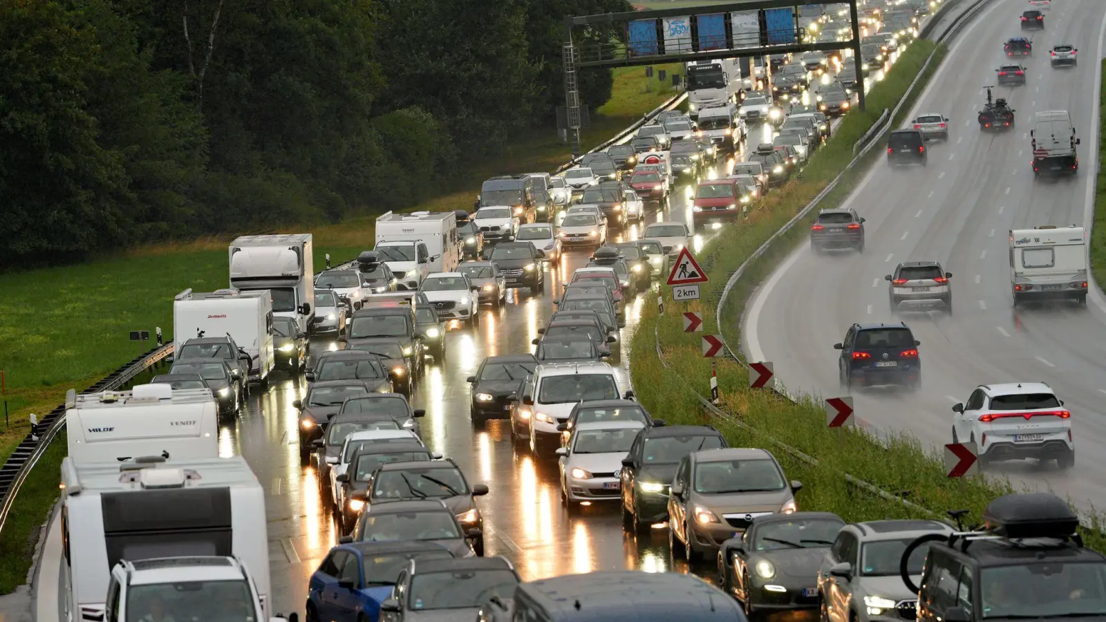 Stau auf der A8: Während der Unfallaufnahme blieb die Autobahn zeitweise gesperrt. (Symbolbild) (Foto: Uwe Lein/dpa)