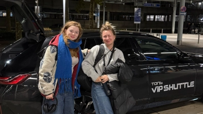 Schauspielerin Scout Worsley (links) und Jenna Jolen von der Crew sind die ersten Fahrgäste von „The Uprising”, die Tuncay Hurman im Oktober 2025 in seinem ViP-Shuttle gefahren hat. (Foto: Hurman Tuncay)