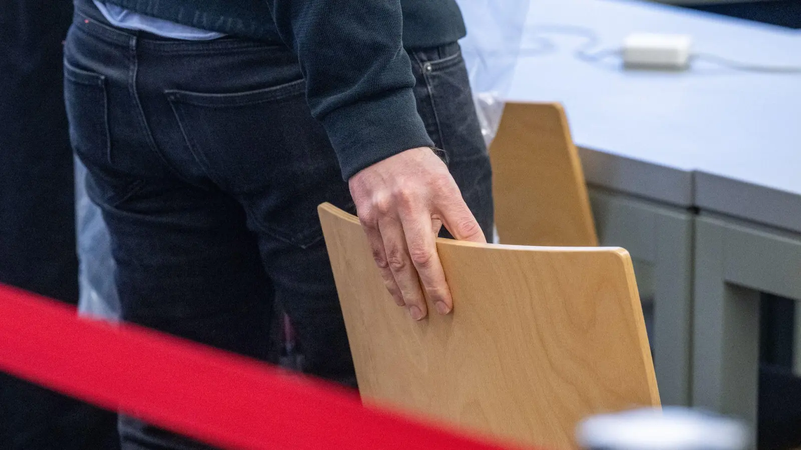 Der Prozess um eine vergiftete Champagner-Flasche in Weiden dauert länger als bisher vorgesehen. (Archivbild) (Foto: Armin Weigel/dpa)