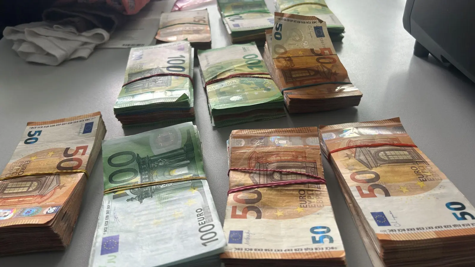 Schleierfahnder in Niederbayern haben die Banknoten im Wert von mehr als 100.000 Euro bei der Kontrolle eines Autos in einem Rucksack gefunden. (Foto: -/Fahndungskontrollgruppe Deggendorf/dpa)