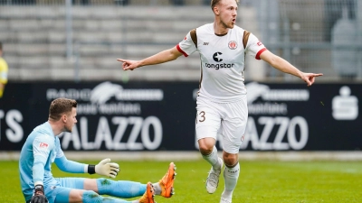 Lukas Daschner (r) traf beim Pauli-Sieg in Sandhausen zum 2:0. (Foto: Uwe Anspach/dpa)