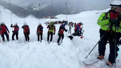 Mehr als 60 Rettungskräfte waren bei der Suche im Einsatz. (Foto: -/Italienische Bergwacht/dpa)