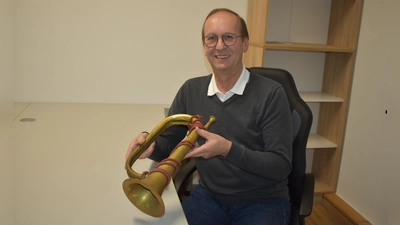 Viele Jahre blies Heinz Krämer, inzwischen Altbürgermeister der Gemeinde Simmershofen, das Feuerhorn in seinem Wohnort Walkershofen. Seit zwei Jahren gibt es diese Art der Alarmierung nicht mehr. (Foto: Ute Niephaus)