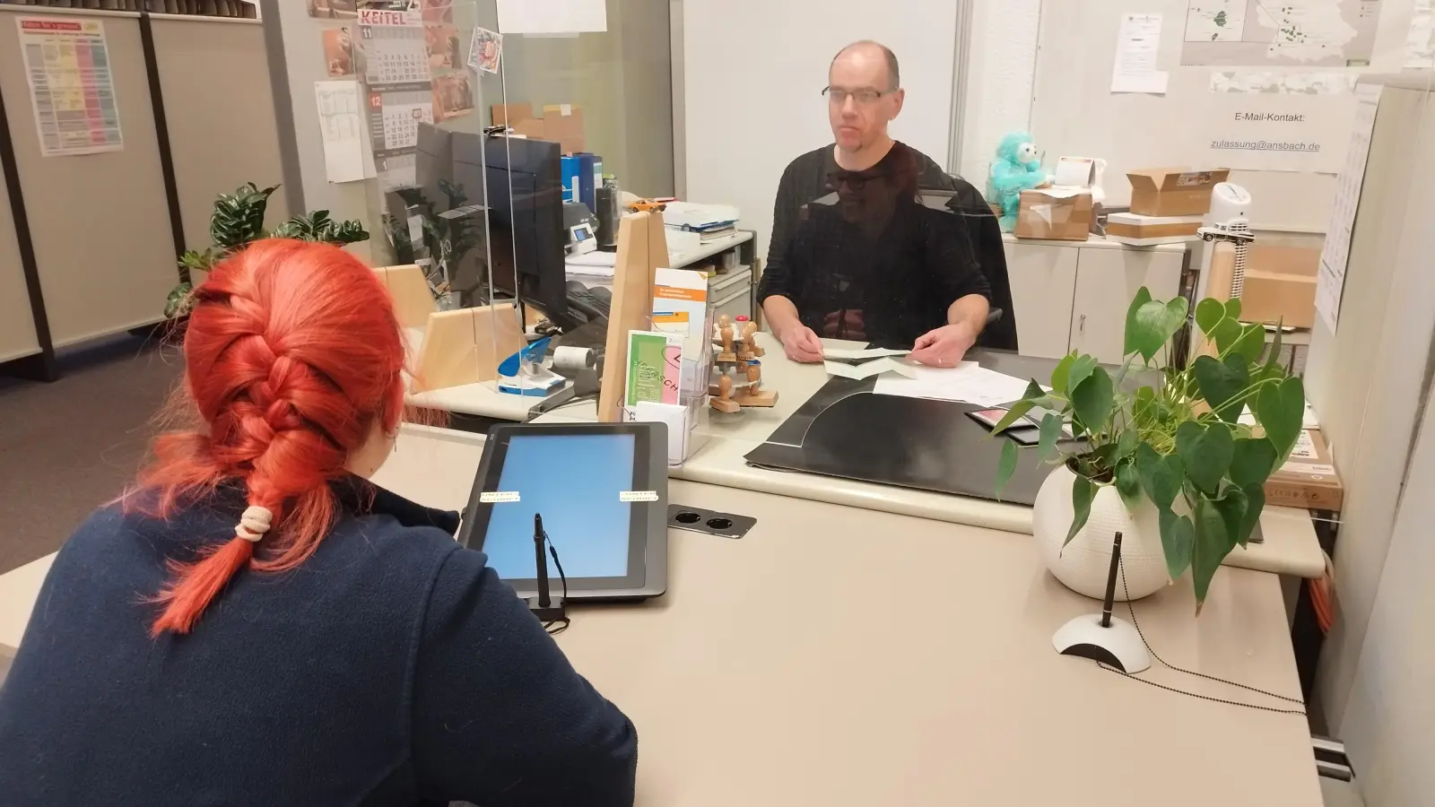 Gerald Probst und seine Kolleginnen und Kollegen von der Kfz-Zulassungsstelle verlagern ihren Arbeitsplatz in den kommenden Wochen vom Karlsplatz ins Verwaltungsgebäude in der Nürnberger Straße. (Foto: Robert Maurer)