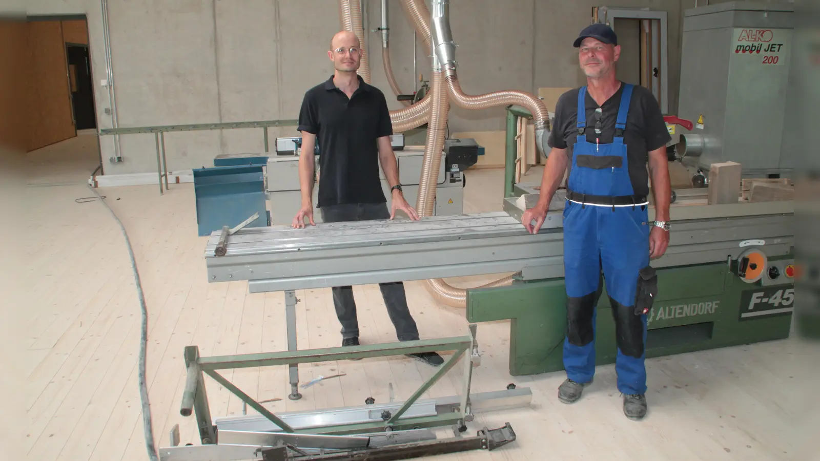 Dr. Markus Rodenberg (links) und Ernst Baßler haben mit dem Umzug des Kultur-Bauhofes allerhand zu tun. Auch eine neue Säge wurde angeschafft. (Foto: Hans-Bernd Glanz)