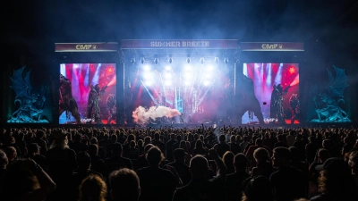 Das Summer Breeze Festival bringt alljährlich rund 45.000 Metal-Fans nach Dinkelsbühl. Subway to Sally gehörte in diesem Jahr zu den umjubelten Bands.  (Foto: Mirko Fryska)