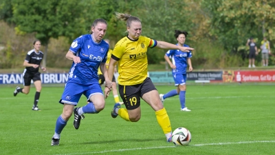 Auf dem Weg zum Ausgleich: Eva Wiesinger (rechts) setzt sich gegen Emily Evels durch und trifft zum 1:1. (Foto: Martin Rügner)