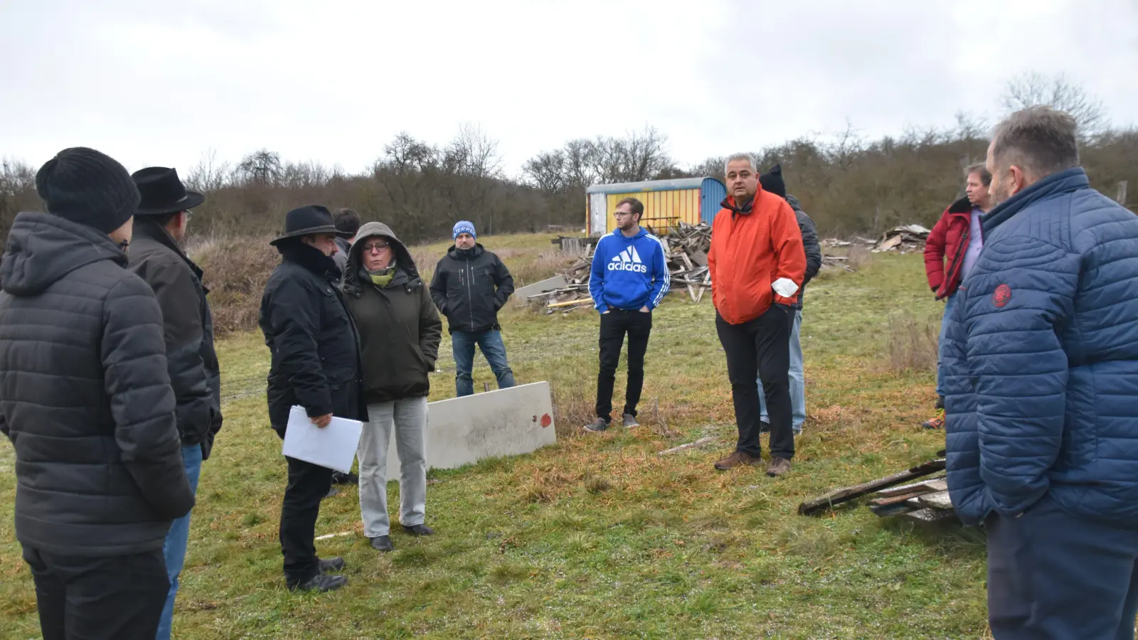 Der Scheinfelder Bauausschuss sah sich auf der Kinderbaustelle um, die demnächst aufgelöst wird, und sammelte erste Ideen, was mit dem Gelände künftig geschehen könnte. (Foto: Andreas Reum)