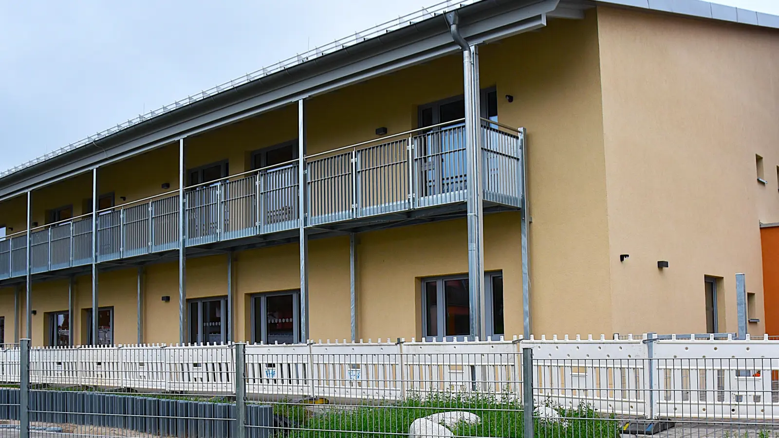Die Fassade des Erweiterungsbaus ist in einem dezenten Beige-Braun-Farbton gehalten. Auch der Altbau soll demnächst im gleichen Farbton gestrichen werden. (Foto: Werner Wenk)