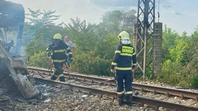 Einsatzkräfte am Unglückort im slowakischen Nove Zamky. (Foto: Kr Pz V Nitre/TASR/dpa)