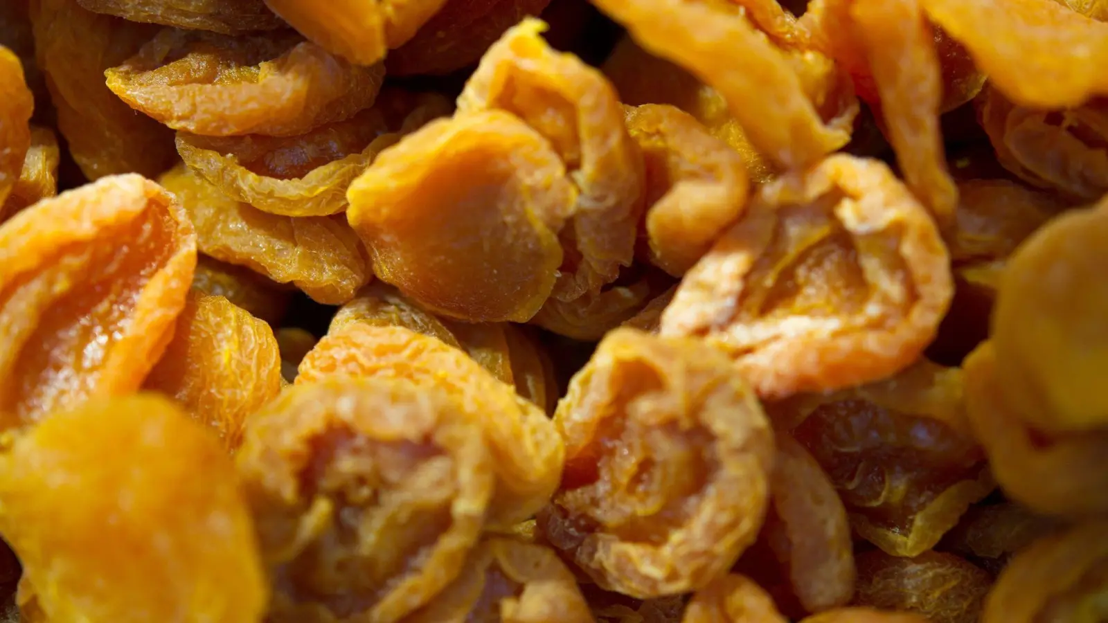 Getrocknete Früchte enthalten zwar viel Zucker, liefern dem Körper aber auch Mineral- und Ballaststoffe. (Foto: Andrea Warnecke/dpa-tmn)