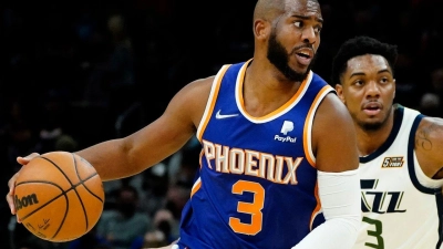 Der zweimalige Olympiasieger Chris Paul (l) - hier noch im Trikot der Phoenix Suns - beendet seine Karriere. (Archivbild) (Foto: Matt York/AP/dpa)