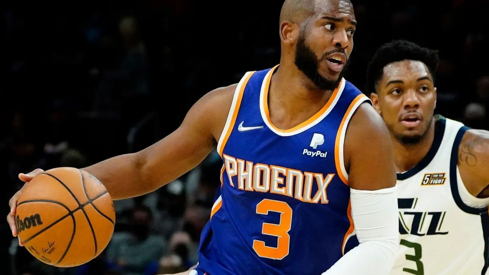 Der zweimalige Olympiasieger Chris Paul (l) - hier noch im Trikot der Phoenix Suns - beendet seine Karriere. (Archivbild) (Foto: Matt York/AP/dpa)