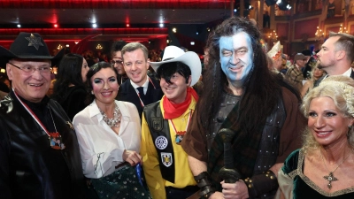 Die Politprominenz freut sich auf die fränkische Prunksitzung. (Foto: Daniel Löb/dpa)