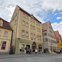 Das ehemalige Gasthaus „Grüner Baum” steht in zentraler Lage in der Dinkelsbühler Altstadt. Die baulichen Ursprünge gehen auf das frühe 15. Jahrhundert zurück.  (Foto: Markus Weinzierl)