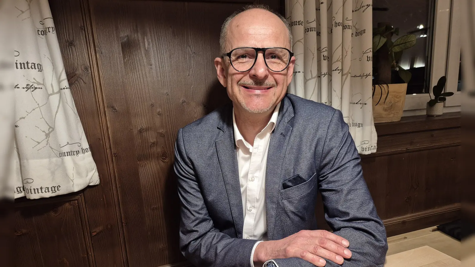 Manfred Eschenbacher freut sich über seinen Einzug in die Stichwahl. (Foto: Peter Zumach)