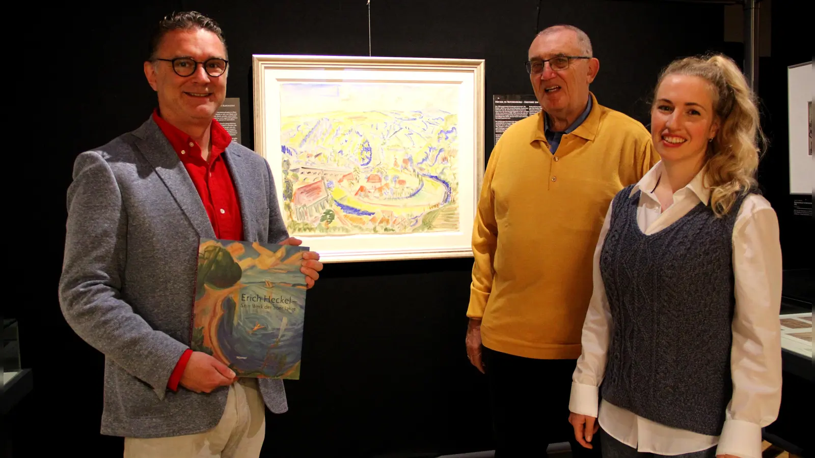 Dr. Markus Hirte (links), Dr. Karl-Heinz-Schneider und Anja Bergermann vom Mittelalterlichen Kriminalmuseum Rothenburg. In ihrer Mitte: Das erst jetzt entdeckte Aquarell des Malers Erich Heckel. (Foto: Clarissa Kleinschrot)