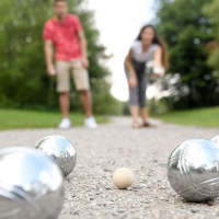 Feinmotorik, Konzentration und Lebensfreude: Boule spielen ist gut für Körper und Geist. Mit ein paar Tipps wird's nicht zur einseitigen Belastung. (Foto: Tobias Hase/dpa-tmn)