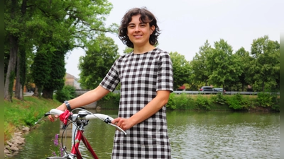 Auch in ihrer Heimat Weidenbach gibt es künstlich angelegte Wasserlandschaften: Nadine Kießling am Kreuzweiher. (Foto: Jonas Volland)