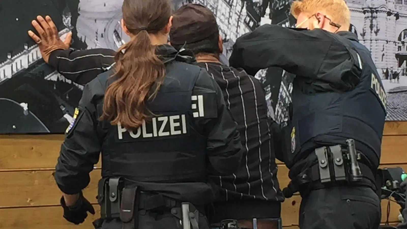 Polizisten kontrollieren einen Mann (Symbolbild). Das Institut für Menschenrechte fordert konkrete Regelungen, die vorschreiben, wann sensible Daten - etwa Hautfarbe und Sprache - erhoben, gespeichert und weiterverarbeitet werden dürfen. (Foto: Eva-Maria Krafczyk/dpa)