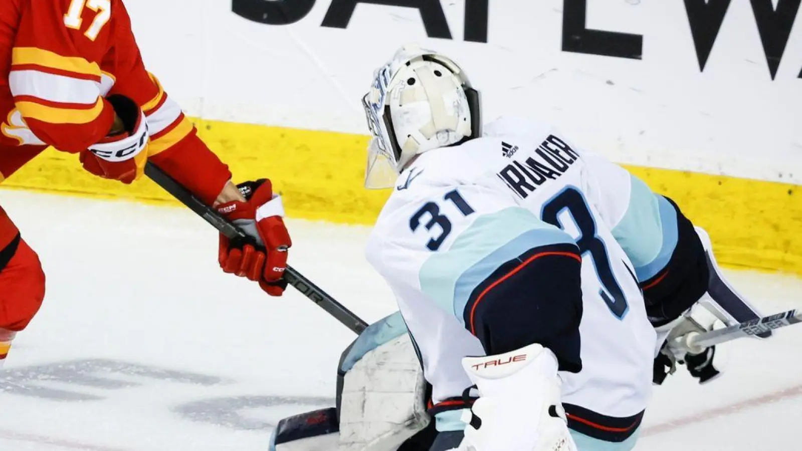 Gegen die Calgary Flames parierte Philipp Grubauer (r) starke 36 von 38 Schüssen auf sein Tor. (Foto: Jeff McIntosh/The Canadian Press via AP/dpa)