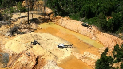 Blick aus einem Hubschrauber der brasilianischen Umweltbehörde auf ein illegales Bergbaulager während einer Operation zur Eindämmung des illegalen Bergbaus im Gebiet der Yanomami-Indianer im brasilianischen Bundesstaat Roraima. (Foto: Edmar Barros/AP/dpa)