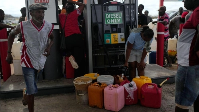 Einige Tankstellen auf Jamaika haben nur noch wenig Kraftstoff. (Foto: Matias Delacroix/AP/dpa)