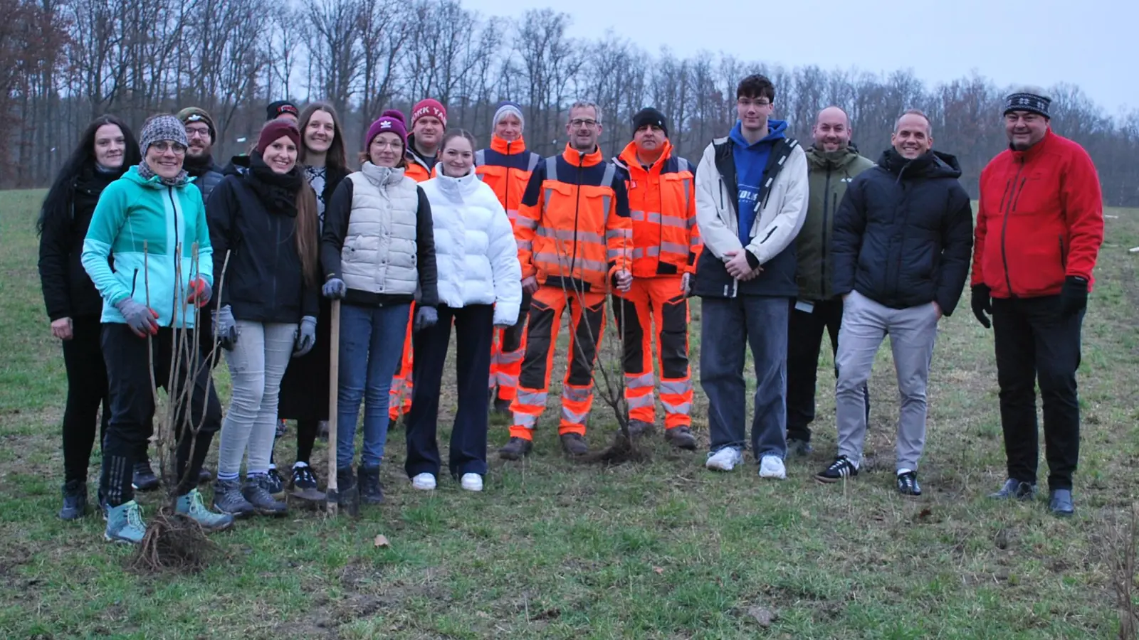 Mit großem Engagement wird die Pflanzaktion der Stadt Scheinfeld in Grappertshofen unterstützt. Mit dabei sind Bürgermeister Claus Seifert (re.), Matthias Linz und Johannes Köhler von Adidas (2. und 3. von rechts) sowie Bauhofleiter Stefan Albert (Mitte). (Foto: Astrid Pirner)