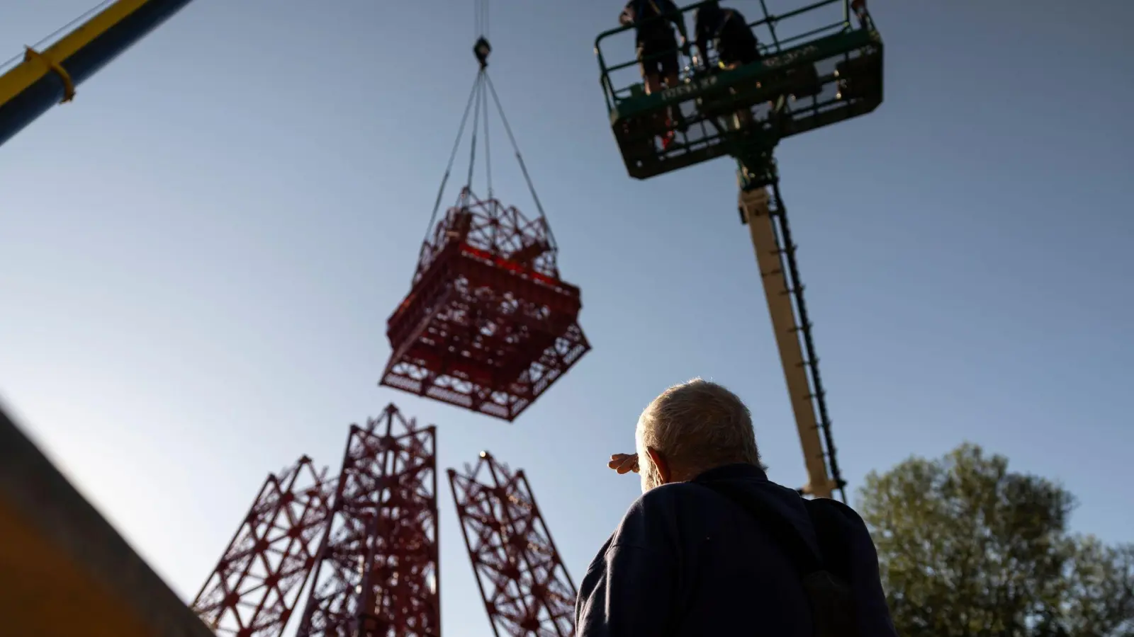Per Kran wurden die Bestandteile des elsässischen Eiffelturms zusammengesetzt. (Foto: Hannes P. Albert/dpa)