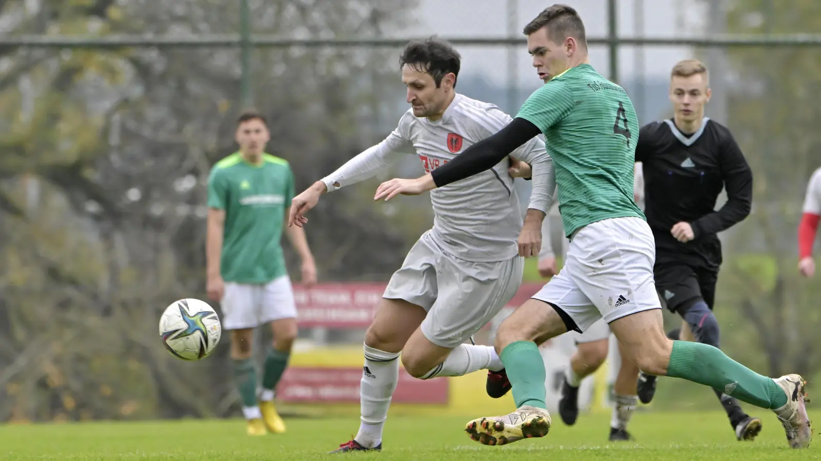 Trotz heftiger Gegenwehr verlor der TuS Feuchtwangen (rechts Jan Scholz) beim SC Aufkirchen (Simon Babel) mit 1:6 und steht nun auf einem direkten Abstiegsplatz. Im Heimspiel gegen den TSV Greding wollen die Feuchtwanger einen Sieg. Der SCA spielt beim FV Uffenheim. (Foto: Martin Rügner)