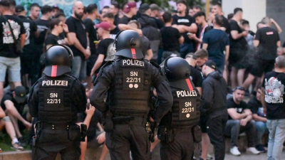 Bei den Krawallen in Leipzig Ende Mai griffen Fans von Rayo Vallecano und Crystal Palace einander verbal und körperlich an, wie die Polizei mitteilte. (Archivfoto) (Foto: EHL Media/dpa)