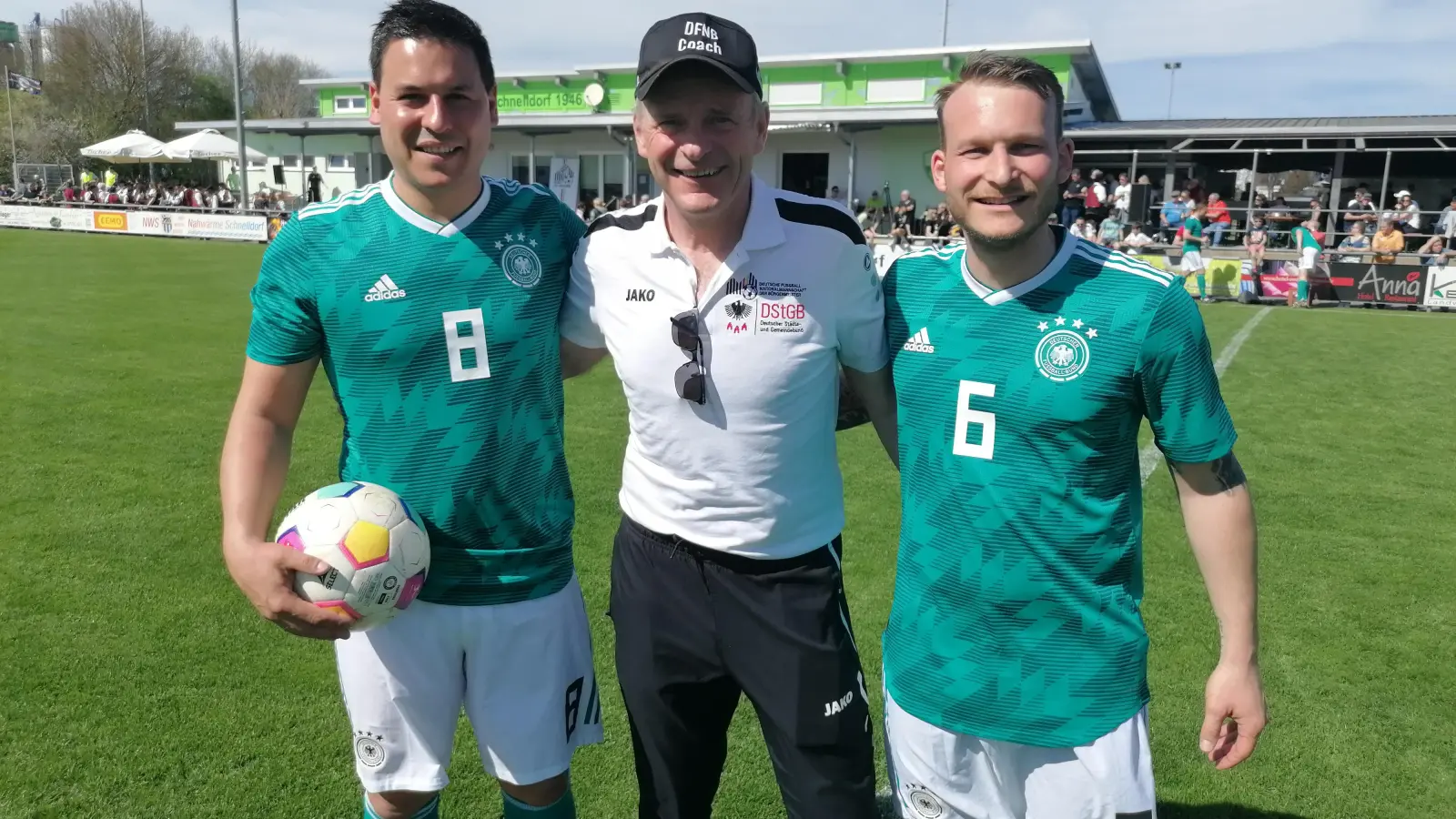 Die Europameisterschaft kann kommen: Tobias Strauß (links) und Simon Göttfert (rechts) sowie Teamchef Dieter Hahn waren mit der Leistung im Testspiel und dem Ambiente in Schnelldorf sehr zufrieden. (Foto: Friedrich Zinnecker)