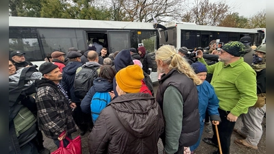 Bei der Evakuierung am Vortag hatten die Menschen nach russischen und ukrainischen Angaben die Wahl, sich für eine Ausreise aus der Trümmerstadt oder den Verbleib dort zu entscheiden.  (Foto: Ulf Mauder/dpa)
