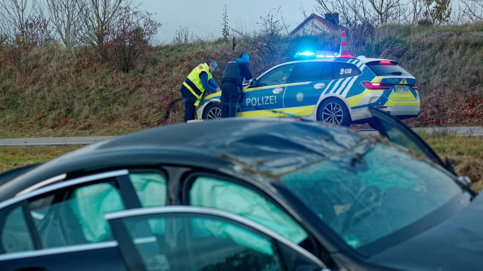 Ein Verkehrsunfall auf der Bundesstraße 13 forderte ein Todesopfer und zwei Schwerverletzte. (Foto: Tizian Gerbing)