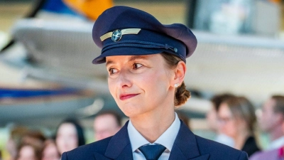 Die neuen Uniformen der Lufthansa wurden gemeinsam mit Boss entworfen.  (Foto: Andreas Arnold/dpa)