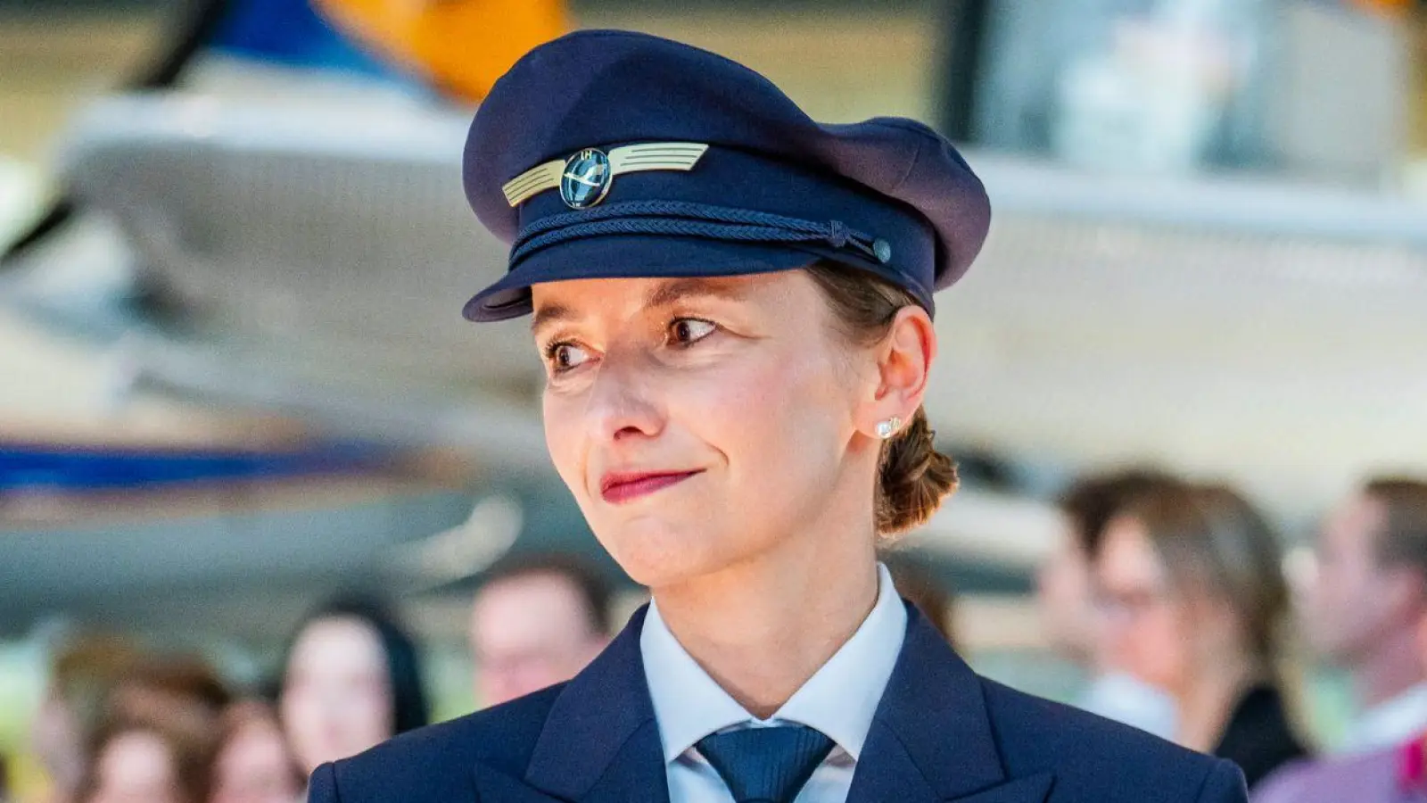 Die neuen Uniformen der Lufthansa wurden gemeinsam mit Boss entworfen.  (Foto: Andreas Arnold/dpa)