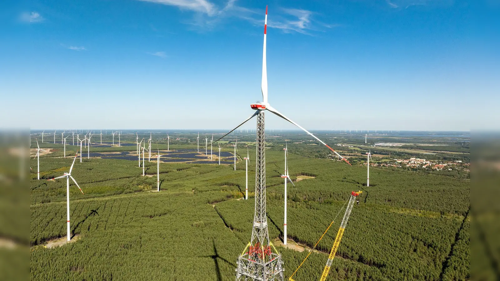 Der Höhenwindturm - hier noch im Bau - ist die höchste Windenergieanlage der Welt und zugleich das zweithöchste Bauwerk Deutschlands. (Archivbild) (Foto: Frank Hammerschmidt/dpa)