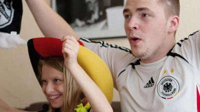 Wenn Spiele zur WM spät übertragen werden, können (Schul-)Kinder schon mal ausnahmsweise aufbleiben. Dann ist es eben am nächsten Tag müde, so der Erziehungsexperte. (Foto: Silvia Marks/dpa-tmn)