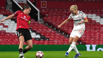 Schießt sie die Bayern in das Champions-League-Halbfinale? Stürmerin Pernille Harder (rechts). (Archivbild) (Foto: Martin Rickett/PA Wire/dpa)