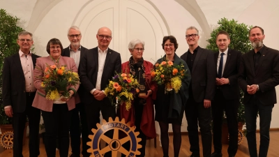 Kreisvorsitzende Lilo Sauer (Mitte) und ihr Team des Kinderschutzbundes freuten sich über die Wertschätzung ihrer Arbeit, die Laudator Stefan Fink (ganz links) sowie der Dinkelsbühler Oberbürgermeister Dr. Christoph Hammer, Landrat Dr. Jürgen Ludwig und Bürgermeister Patrick Ruh (von rechts) sowie Steffen Dick, Präsident des Rotary Clubs Dinkelsbühl-Feuchtwangen (Vierter von links), den Ehrenamtlichen entgegengebracht haben. (Foto: Martina Haas)