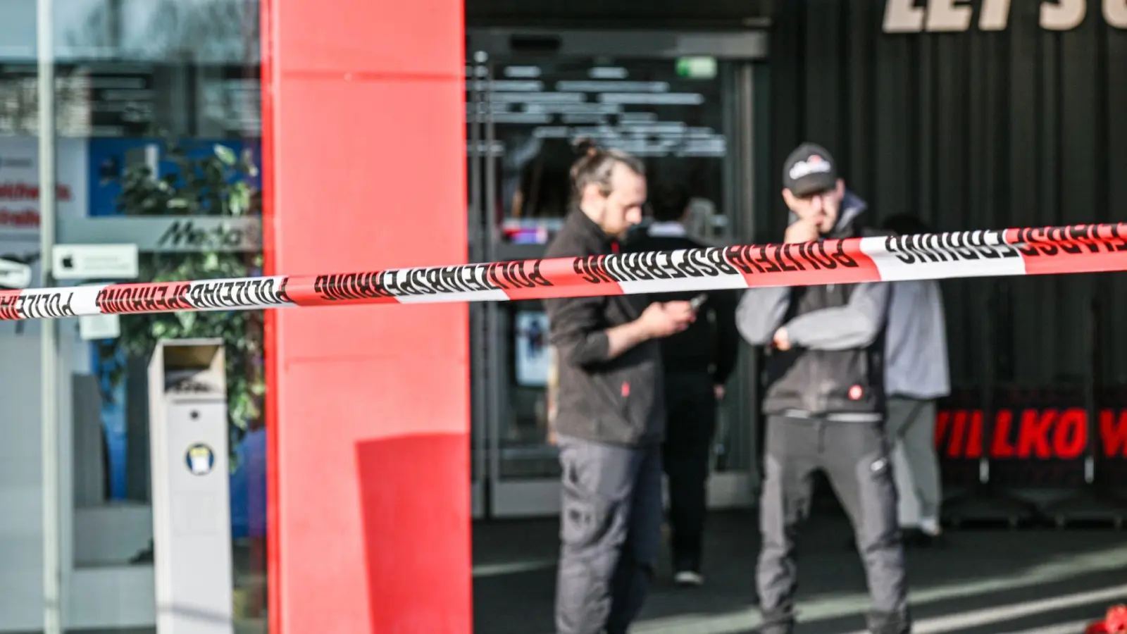 Zwei Mitarbeiter werden bei einem Messerangriff in einem Einkaufszentrum verletzt. (Foto: Jason Tschepljakow/dpa)