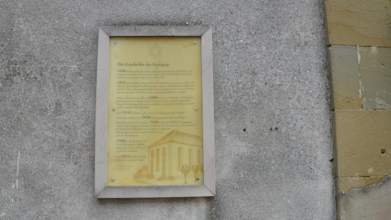 Die vergilbte Infotafel an der ehemaligen Synagoge in Uehlfeld soll durch eine Bronzetafel ersetzt werden. (Foto: Franz Steinlein)