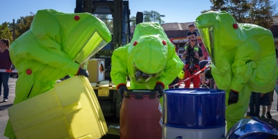 Höchste Vorsicht ist geboten, wenn Gefahrgut sichergestellt wird: Bei der Vorführung am sommerlichen Samstag trugen die Feuerwehrleute ihre speziellen Chemikalienschutzanzüge, in denen es extrem heiß wurde.  (Foto: René Chlopotowski)