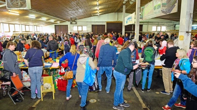 Etwa 400 Besucher warteten schon vor dem Eingang, als sich voriges Jahr am Freitag um Punkt 13 Uhr die Tore der Rezathalle zum Lions-Flohmarkt öffneten und der Verkauf startete. (Archivfoto: Jim Albright)