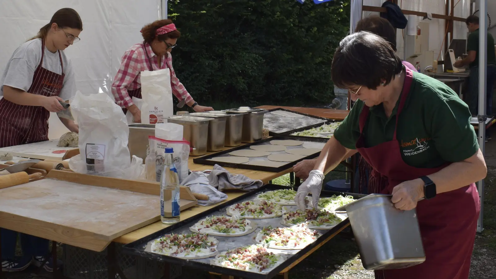 Die ehrenamtlichen Helferinnen und Helfer bereiteten wieder schmackhaften Hitzblooz zu. (Foto: Christina Özbek)